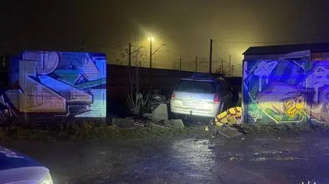 Mężczyzna zakończył jazdę na ogrodzeniu posesji 