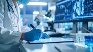 Budzą obawy, owiane są mitami. Czym naprawdę są badania kliniczne?