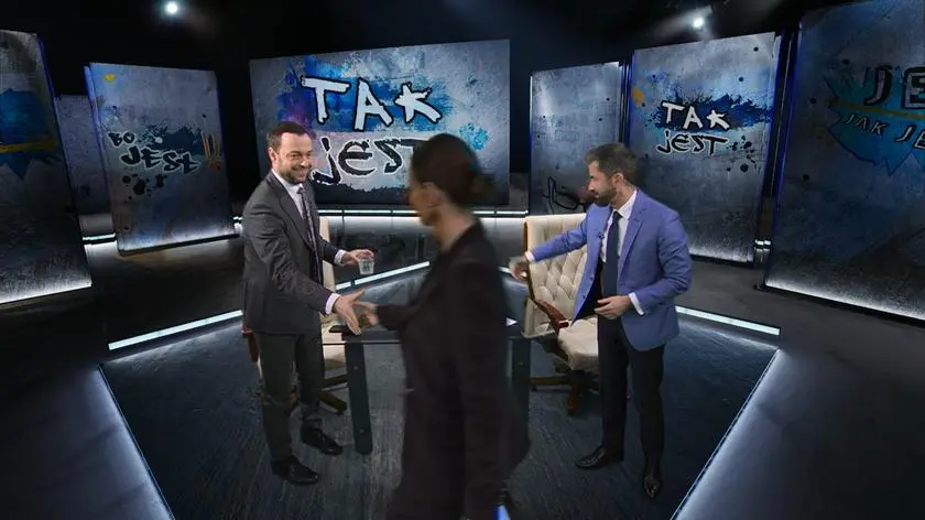 Kłopotliwy uścisk ręki posłów Polski 2050 w studiu TVN24