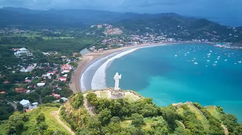 shutterstock_1025999134 Słoneczny dzień w mieście San Juan Del Sur w Nikaragui, widok z lotu ptaka