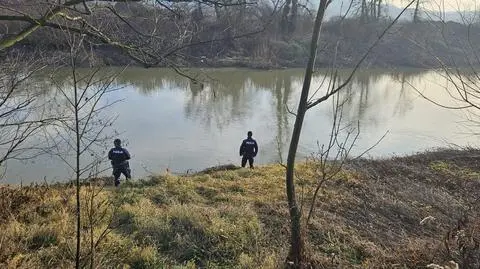 Z drona dostrzegli dryfujące w rzece ciało