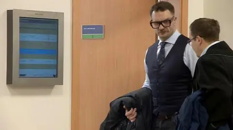 Łukasz Mejza wchodzi na salę rozpraw