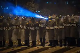 Policjanci w czasie protestu w Limie