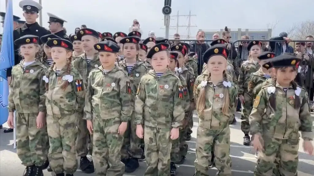 Dzieci na paradzie we Władywostoku 