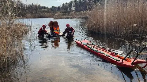 Dzieci dryfowały na tratwie. Dopłynąć do brzegu pomogli strażacy