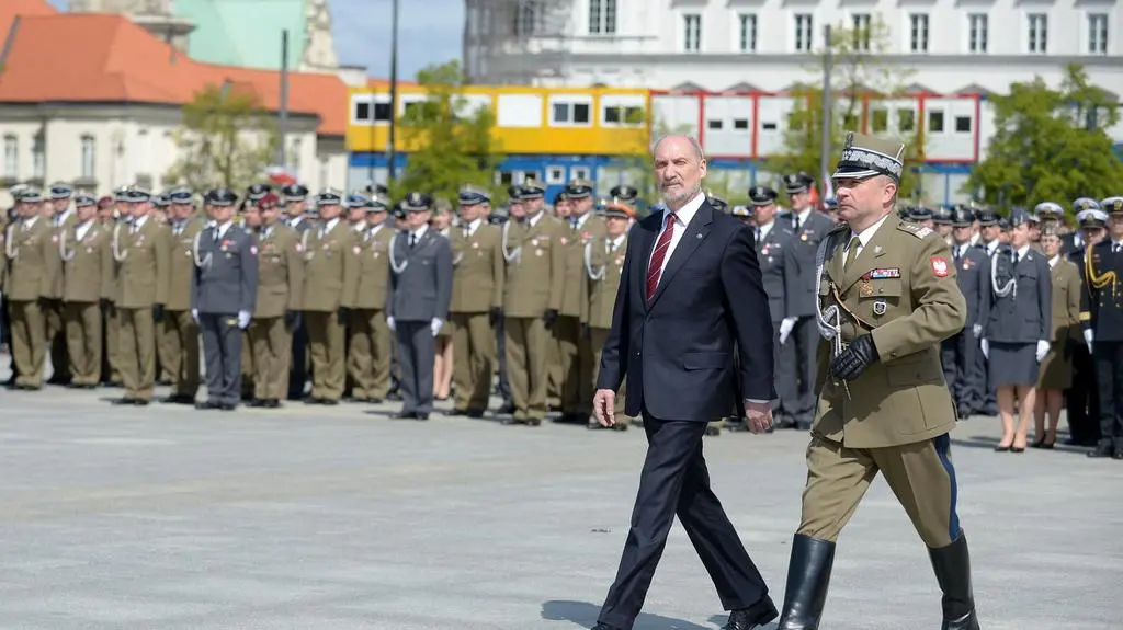 Uroczystości Dnia Flagi RP na warszawskim pl. Piłsudskiego