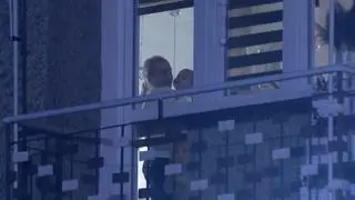 Oliwier z mamą obserwował akcję przez okno swojego domu