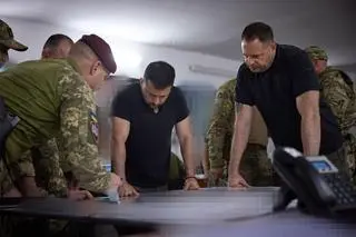 Wołodymyr Zełenski i Andrij Jermak z ukraińskimi żołnierzami 