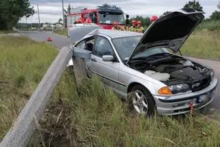 Włocławek. Samochód osobowy owinął się wokół latarni, w środku dwie młode osoby