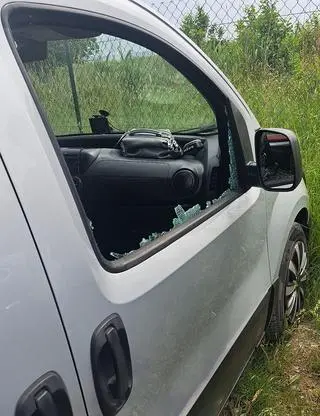 Policjanci musieli wybić szybę w samochodzie
