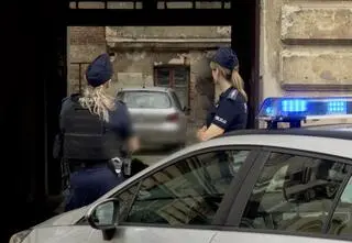 Wywlókł za włosy na klatkę schodową i zostawił. Kiedy już nie żyła, kopnął