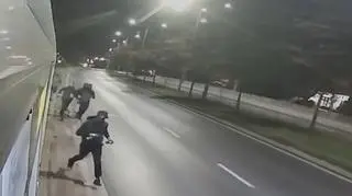 Zamaskowani wandale zatrzymali tramwaj i zniszczyli go farbą. Nagranie