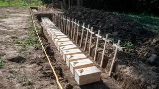 Pogrzeb w Puźnikach i pytania o rozmiary trumien. "Małe dzieci tam leżą"?