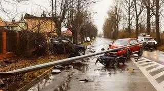 Pijany 29-latek uderzył w drzewo i latarnię w Legnicy