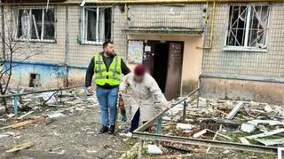 Szczątki zestrzelonego rosyjskiego drona spadły przed budynkiem w Kijowie 