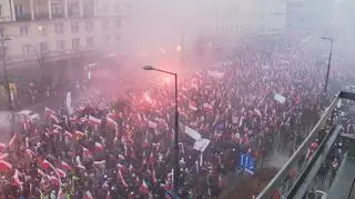 Marsz narodowców idzie ulicami Warszawy