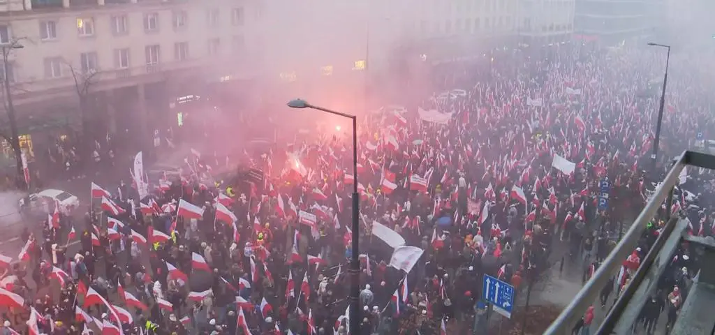 Race, okrzyki, flagi. Idą przez stolicę