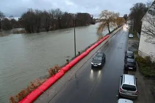 Przekroczenie stanu alarmowego na rzece Elbląg w Elblągu