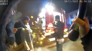 Wynieśli kobietę z zadymionego budynku 