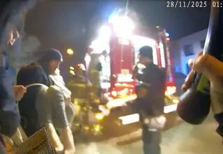 Uratowali kobietę. Jeden wziął ją na ręce, drugi wyniósł aparaturę, do której była podłączona