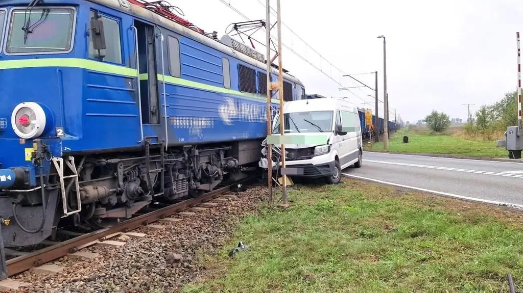 Kierowca busa wjechał w pociąg