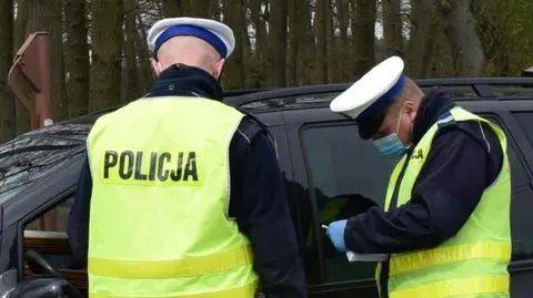 Jechała zygzakiem, na kolanach miała butelkę z alkoholem