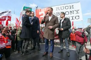 Robert Bąkiewicz podczas protestu na moście granicznym z Niemcami w Gubinie (05.04.2025)
