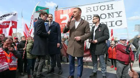Robert Bąkiewicz podczas protestu na moście granicznym z Niemcami w Gubinie (05.04.2025)