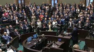 Wstali, klaskali i skandowali nazwisko. Owacje dla Trumpa od posłów PiS i Konfederacji