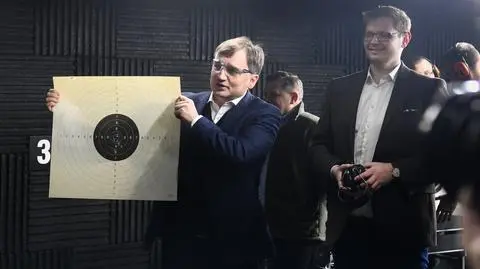 Zbigniew Ziobro i Michał Woś podczas ćwiczeń strzeleckich Służby Więziennej