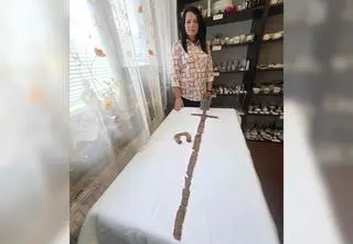 Leżał płytko pod ziemią. "Myślałam, że to dzwonek do roweru"