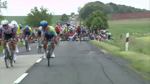 Ponad 30 kolarzy wylądowało na asfalcie. Wielki karambol w węgierskim wyścigu