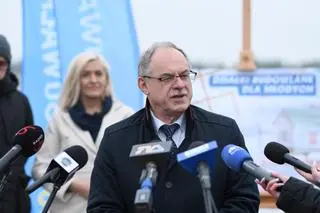 Prezydent Czesław Renkiewicz liczy, że program zahamuje odpływ młodych ludzi z Suwałk (zdjęcie z 11 kwietnia, z inauguracji programu) 