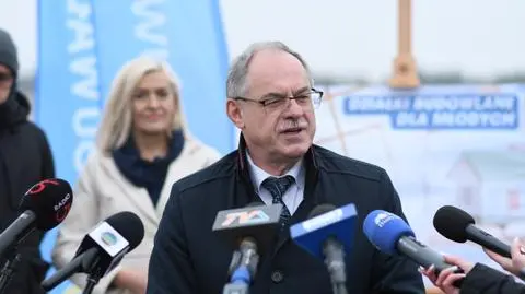 Prezydent Czesław Renkiewicz liczy, że program zahamuje odpływ młodych ludzi z Suwałk (zdjęcie z 11 kwietnia, z inauguracji programu) 