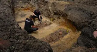Krzysztof Jankowiak (w kaszkiecie) towarzyszył archeologom podczas badań