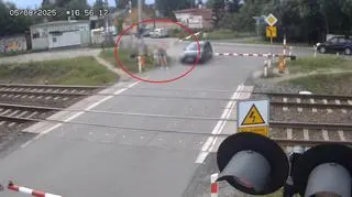 Wjechała na przejazd na czerwonym świetle. Szlaban podnosiła córka