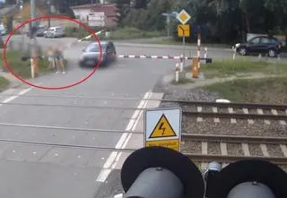 Utknęła na torach, rogatkę podniosła córka. Po chwili nadjechał pociąg