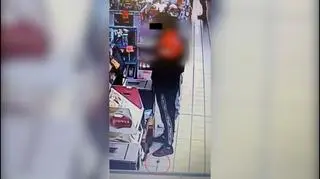 Płacił w kasie samoobsługowej. Coś wypadło mu z kieszeni 