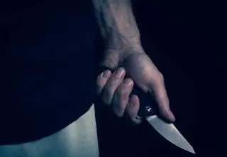 Atak nożownika przed sklepem. 42-latek raniony w brzuch