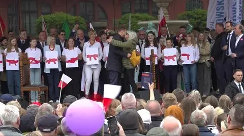 Niespodziewany gość na scenie Rafała Trzaskowskiego na wiecu w Chojnicach. "To jest moja ciocia"