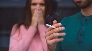 Nie tylko palacze są zagrożeni. Bierne palenie też podnosi poziom tych toksyn