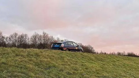 Taksówka jechała po wałach przeciwpowodziowych we Wrocławiu