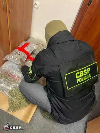 Narkotyki w skrytce na autostradzie