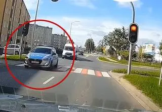 Radiowóz przejechał na czerwonym świetle. Nagranie