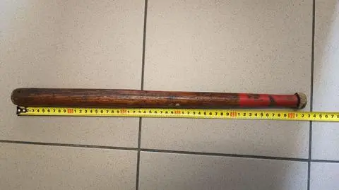 25-latkowi, który mężczyznę kijem bejsbolowym grozi do pięciu lat więzienia