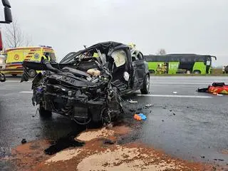 Zderzenie samochodu osobowego z autobusem. Są ranni