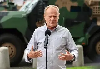 "Z podniesioną głową, nie na kolanach". Co Tusk poradził Nawrockiemu