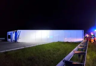 Tragiczny wypadek z udziałem ciężarówek. S8 całkowicie zablokowana