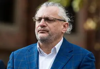 Afera wokół zabiegu syna polityka KO. Senator zapowiada drogę prawną