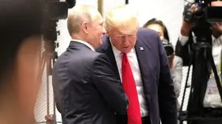 Władimir Putin i Donald Trump podczas spotkania w Wietnamie w 2017 roku